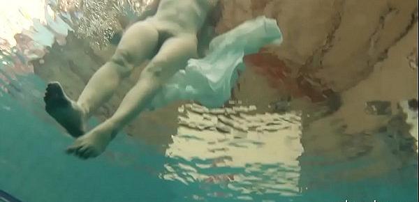  Underwater hot babe Petra swims naked